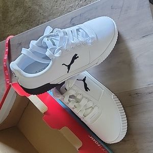 Womens size 7 Puma Sneakers
